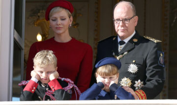 Familia Prințesei Charlene, la balconul Palatului din Monaco