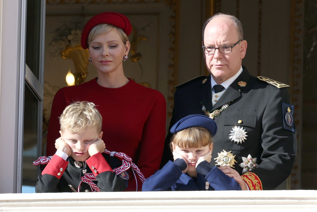 Familia Prințesei Charlene, la balconul Palatului din Monaco
