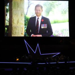 Prințul Harry, într-un videoclip difuzat pe un ecran mare la Stand Up for Heroes