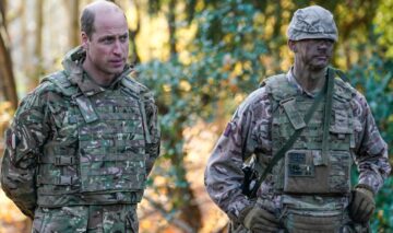 Prințul William, alături de un soldat, în timpul unui antrenament militar
