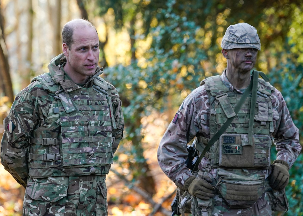 Prințul William, alături de un soldat, în timpul unui antrenament militar