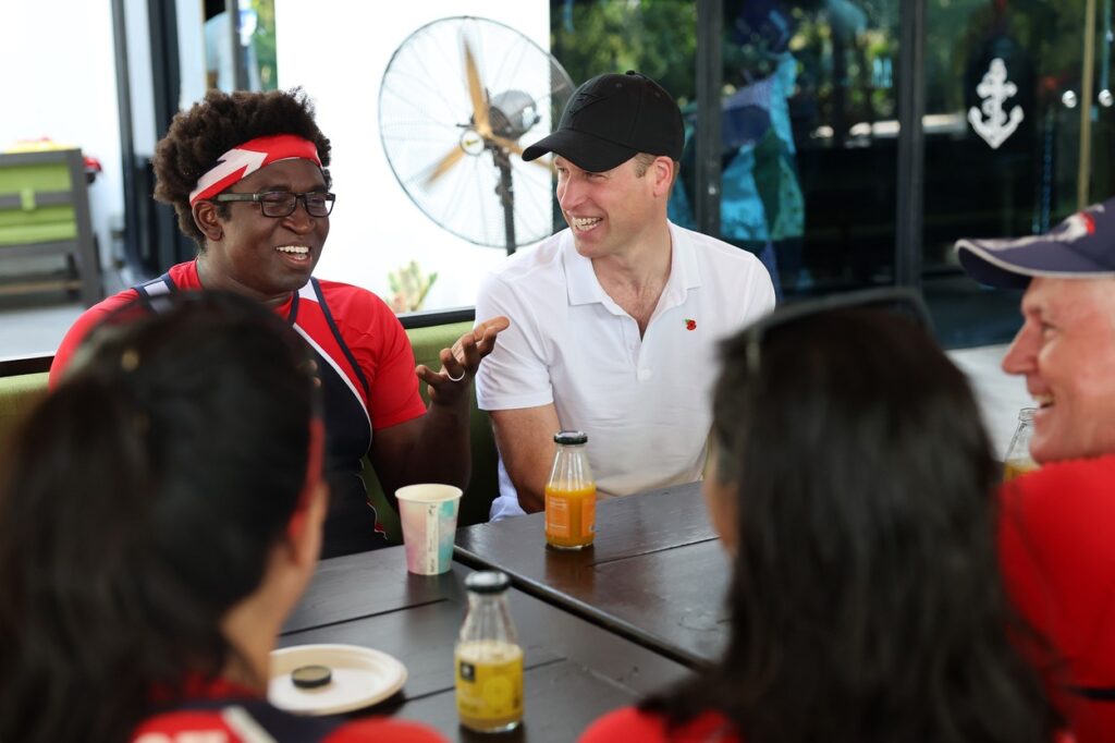 Prințul William, alături de alți oameni participanți la turneul din Singapore