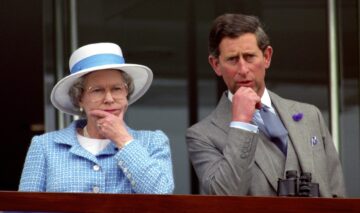 Regele Charles și Regina Elisabeta, pe un balcon, la un eveniment regal