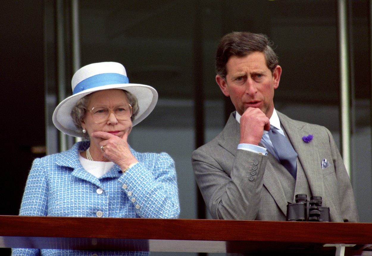 Regele Charles și Regina Elisabeta, pe un balcon, la un eveniment regal