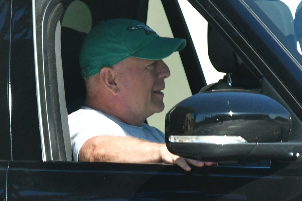 Bruce Willis, pe scaunul din dreapta al unei mașini