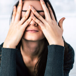O femeie care se confruntă cu simptome de burnout