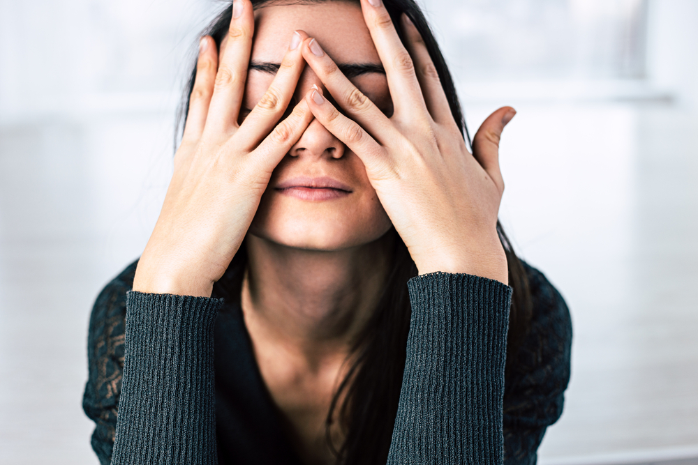 O femeie care se confruntă cu simptome de burnout