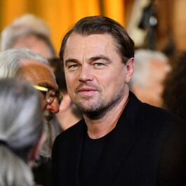 Leonardo DiCaprio, la un eveniment, îmbrăcat în haine negre