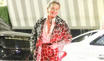 Sharon Stone, într-un costum cu imprimeu, în timp ce coboară din mașină