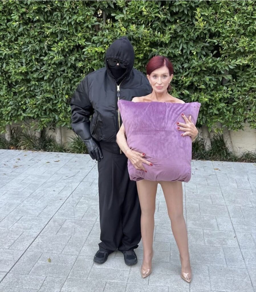 Sharon și Ozzy Osbourne s-au transformat în Bianca Censori și Kanye West și au pozat îmbrăcați în negru, iar Sharon a pozat goală și acoperită cu o pernă mov