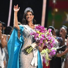 Sheynnis Palacios în timp ce salută publicul și primește coronița de Miss Universe 2023