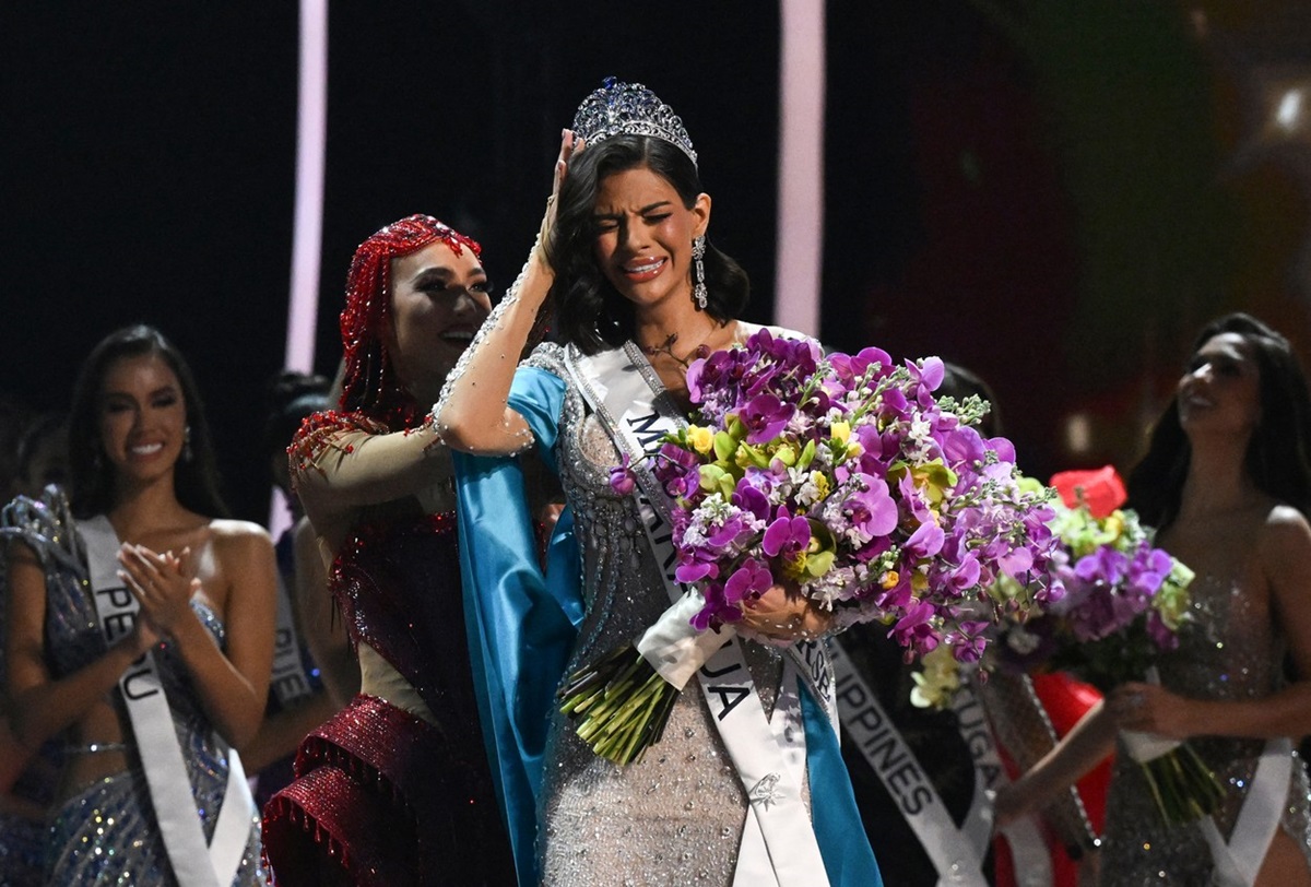 Sheynnis Palacios pe scenă la Miss Universe 2023 primind flori și coronița de Miss