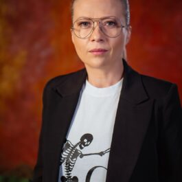 Sonia Simionov într-un tricou alb cu un sacou negru la interviu echipei Catine