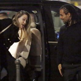 Angelina Jolie în timp ce iese dintr-o mașină pe o stradă din Milano