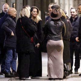 Angelina Jolie înconjurată de un grup de prieteni și admiratori pe străzile din Milano