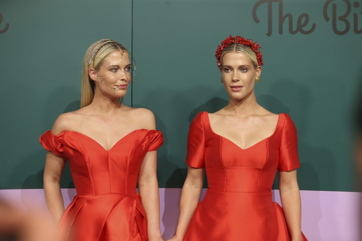 Surorile Spencer, în rochii roșii, la un eveniment