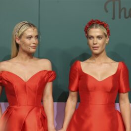 Surorile Spencer, în rochii roșii, la un eveniment