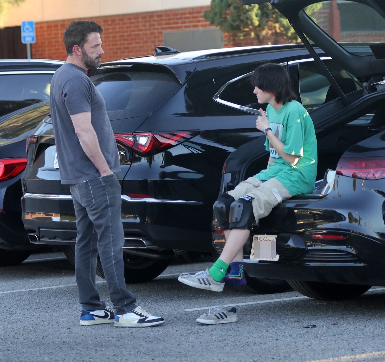 Ben Affleck, alături de unul dintre copiii săi, în parcare