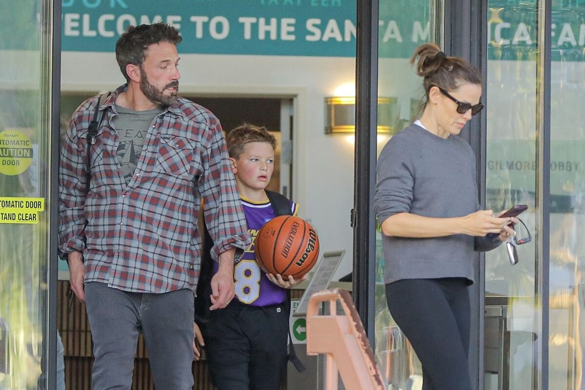 Ben Affleck, Samul Affleck și Jennifer Garner în timp ce ies dintr-o sală de baschet