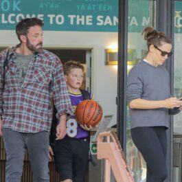 Ben Affleck, Samul Affleck și Jennifer Garner în timp ce ies dintr-o sală de baschet