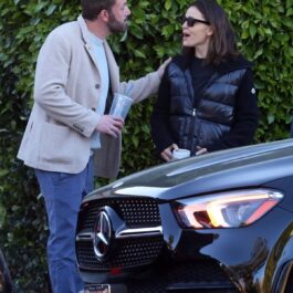 Ben Affleck și Jennifer Garner în timp ce discută într-o parcare