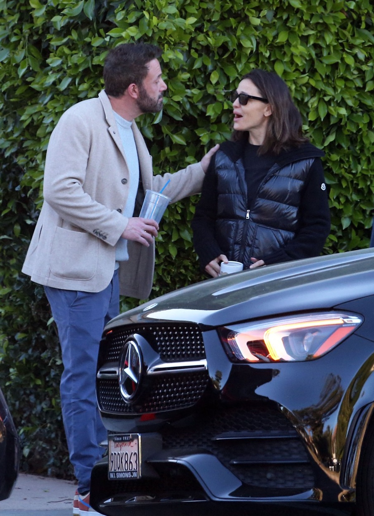 Ben Affleck și Jennifer Garner în timp ce discută într-o parcare