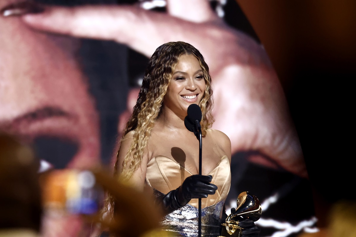 Beyoncé pe scenă la Gala Premiilor Grammy 2023