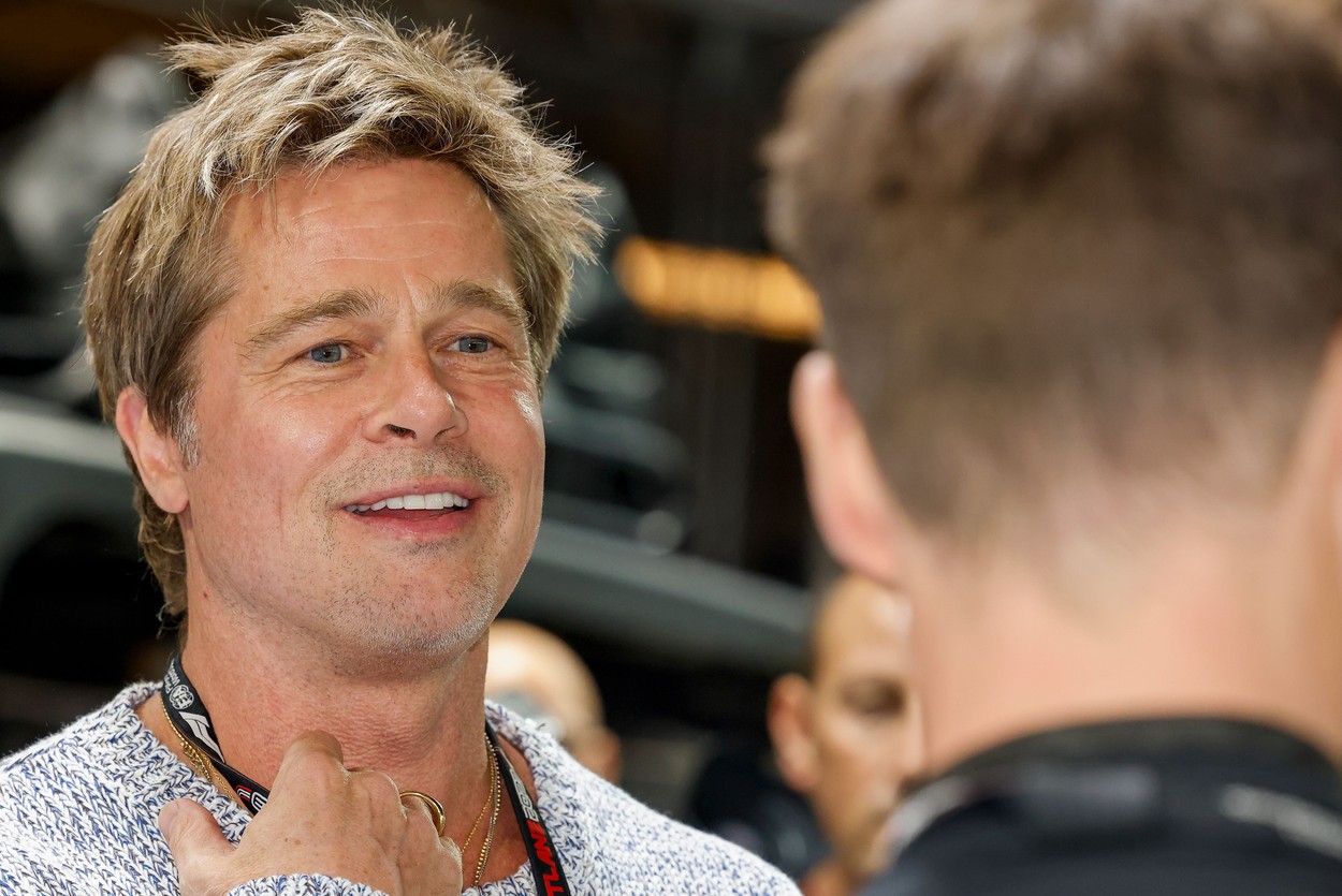 Brad Pitt, fotografiat în timp ce vorbește cu un bărbat la Formula 1 din Las Vegas