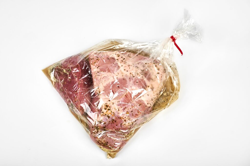 Carne de porc cu marinadă într-o pungă
