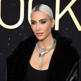 Kim Kardashian cu părul blond în timp ce pozează pentru un eveniment public