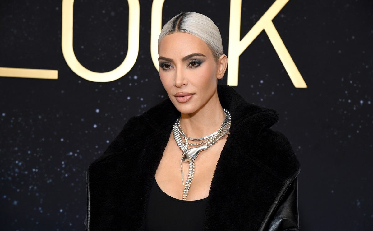 Kim Kardashian cu părul blond în timp ce pozează pentru un eveniment public