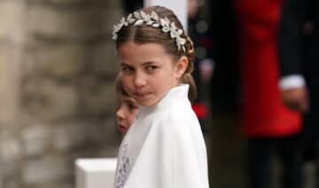 Prințesa Charlotte la încoronarea Regelui Charles într-o rochie albă cu diademă