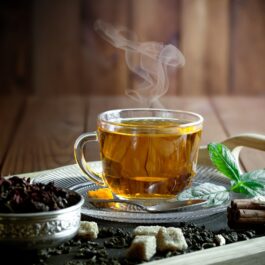 O ceașcă fierbinte de ceai pusă pe o tavă pentru a ilustra cele mai bune ceaiuri pentru slăbite