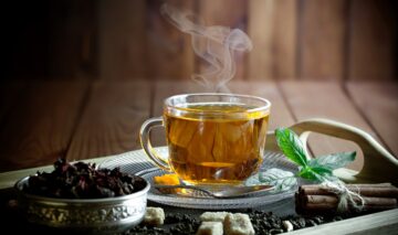 O ceașcă fierbinte de ceai pusă pe o tavă pentru a ilustra cele mai bune ceaiuri pentru slăbite