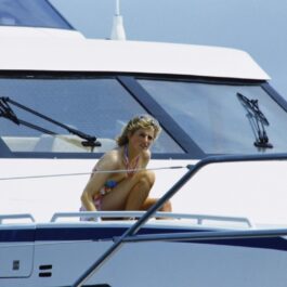 Prințesa Diana în costum de baie în timp ce se realxează pe un iaht într-o vacanță