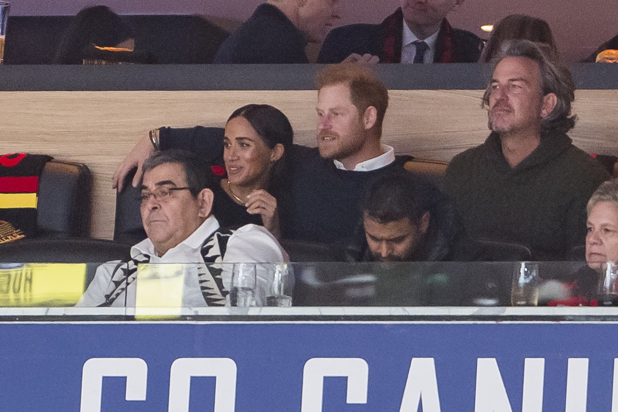 Prințul Harry își ține soția în brațe, în tribune, la un meci de hochei