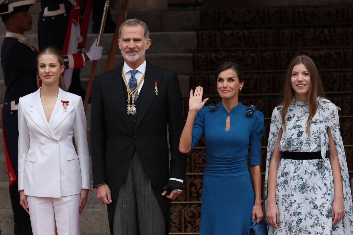 Familia Regală Spaniolă reprezentată de Prințesa Leonor, Regele Felipe, Regina Letizia și Infanta Sofia la depunerea jurământului față de Constituție a Prințesei Leonor