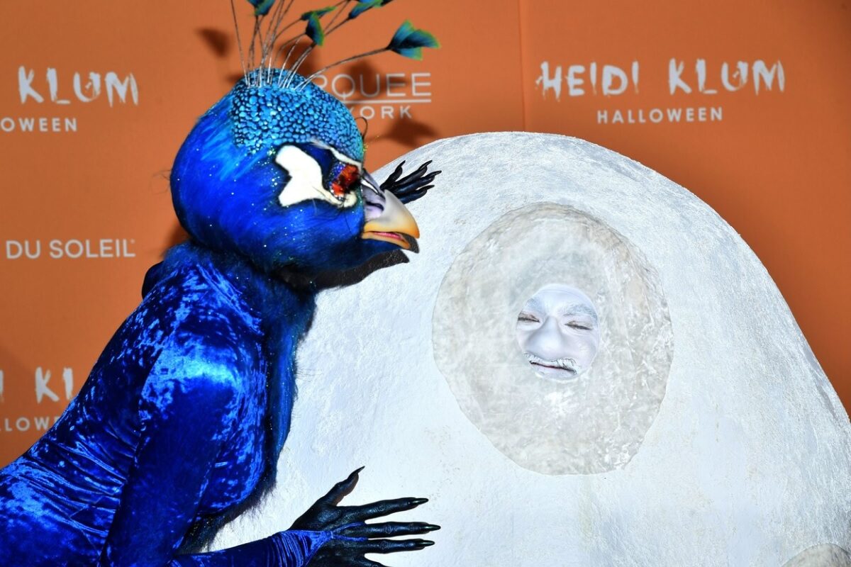 Heidi Klum costumată în păun alături de Tom Kaulitz care este un ou alb