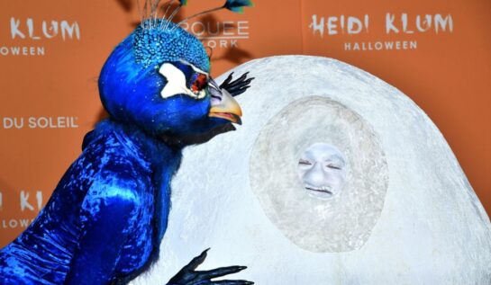 Heidi Klum s-a transformat în păun la petrecerea sa de Halloween. Cum a arătat costumul divei de anul acesta