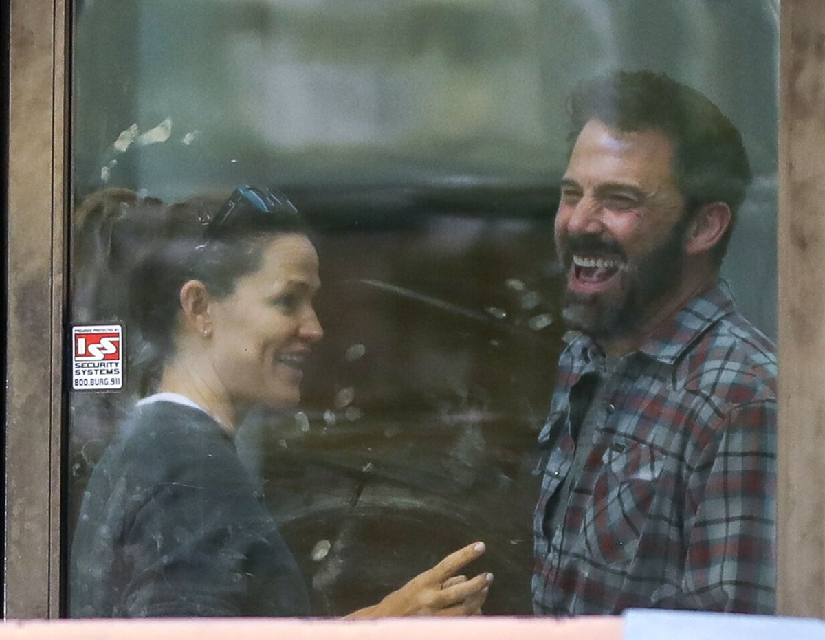 Jennifer Garner și Ben Affleck în timp ce răd într-o sală de baschet