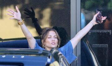 Jennifer Lopez a purtat o bluză cu un decolteu amplu. Cântăreața a întors toate privirile asupra sa în timp ce se afla în Los Angeles