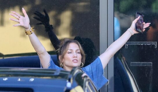 Jennifer Lopez a purtat o bluză cu un decolteu amplu. Cântăreața a întors toate privirile asupra sa în timp ce se afla în Los Angeles