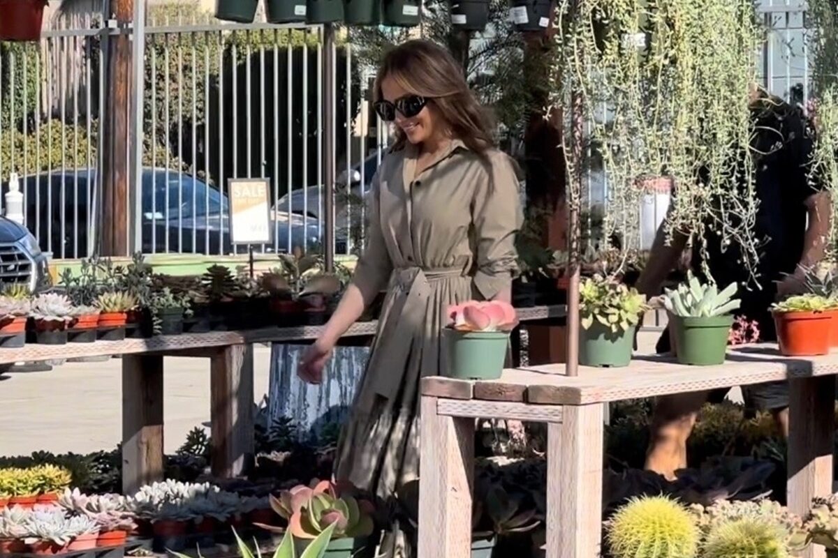 Jennifer Lopez într-o rochie crem în timp ce face cumpărături și nu poartă tocuri