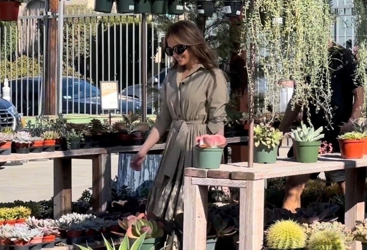 Jennifer Lopez într-o rochie crem în timp ce face cumpărături și nu poartă tocuri