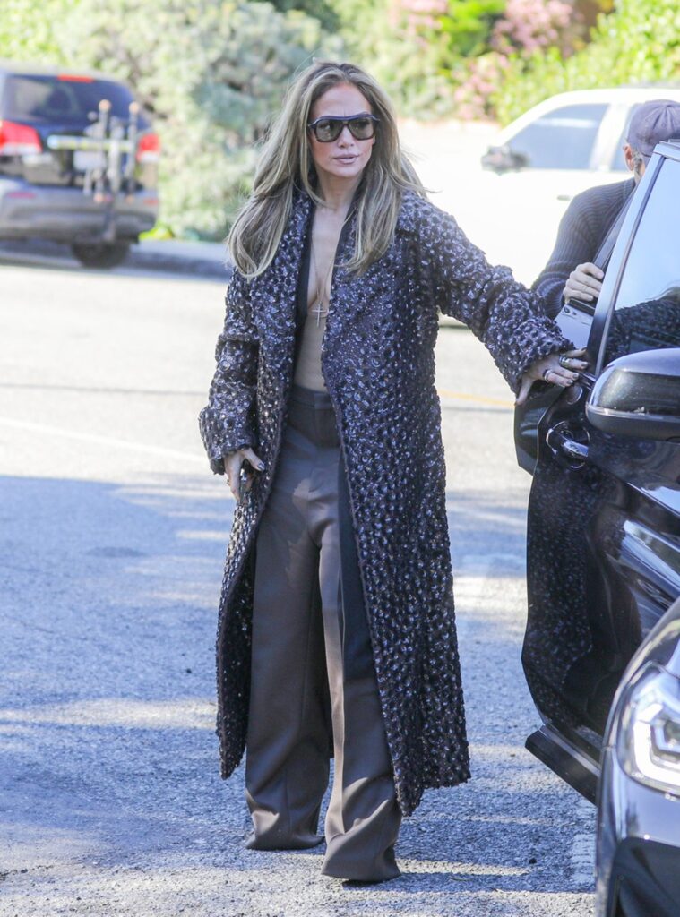 Jennifer Lopez cu un palton gri și cu decolteul lăsat la vedere pe străzile din Los Angeles