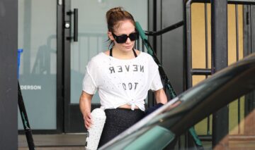 Jennifer Lopez în timp ce părăsește o sală de sport din Los Angeles și poartă un tricou alb, dar și ochelari negri de soare