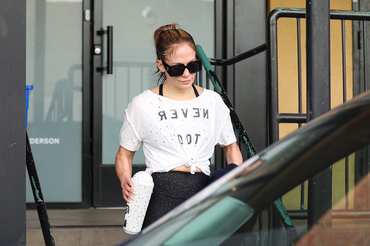 Jennifer Lopez în timp ce părăsește o sală de sport din Los Angeles și poartă un tricou alb, dar și ochelari negri de soare
