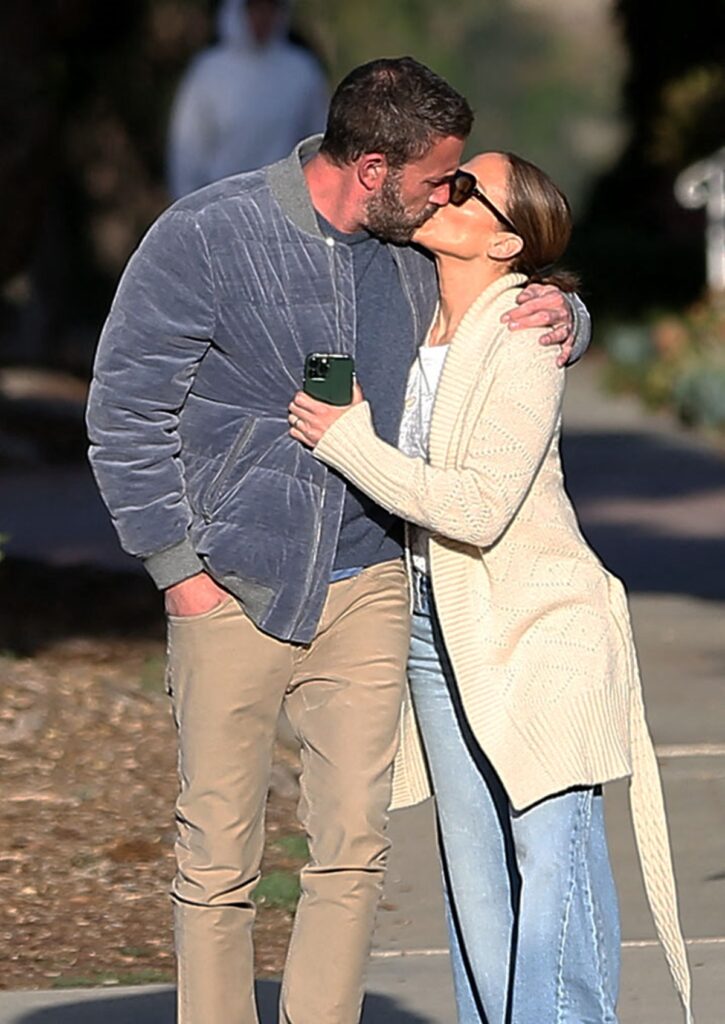 Ben Affleck și Jennifer Lopez în timp ce se sărută pe stradă