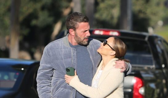 Jennifer Lopez și Ben Affleck nu se feresc de fotografi. Cei doi s-au sărutat pasional pe o stradă din Santa Monica