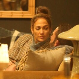 Jennifer Lopez și Ben Affleck în timp ce se stau de vorbă în magazin